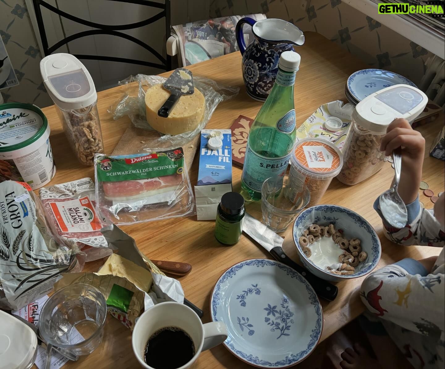 Edward Blom - 5.2K Likes - Det är så tjusigt med influensernas frukostbilder. Så här ser det ut hos en trebarnsfamilj.