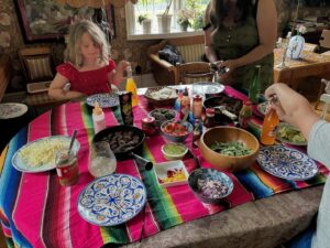 Edward Blom Instagram - En regnig sommardag anordnar man Tacomiddag med Mariachi-musik. Mexikanska chips, mexikansk läsk, refried beans, kaktus på burk, chili, salsas, riven gräddost, Margareta m.m. #taco  #mexicanfood  #texmex