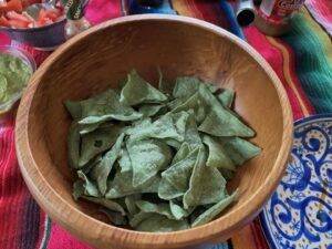 Edward Blom Instagram - En regnig sommardag anordnar man Tacomiddag med Mariachi-musik. Mexikanska chips, mexikansk läsk, refried beans, kaktus på burk, chili, salsas, riven gräddost, Margareta m.m. #taco  #mexicanfood  #texmex