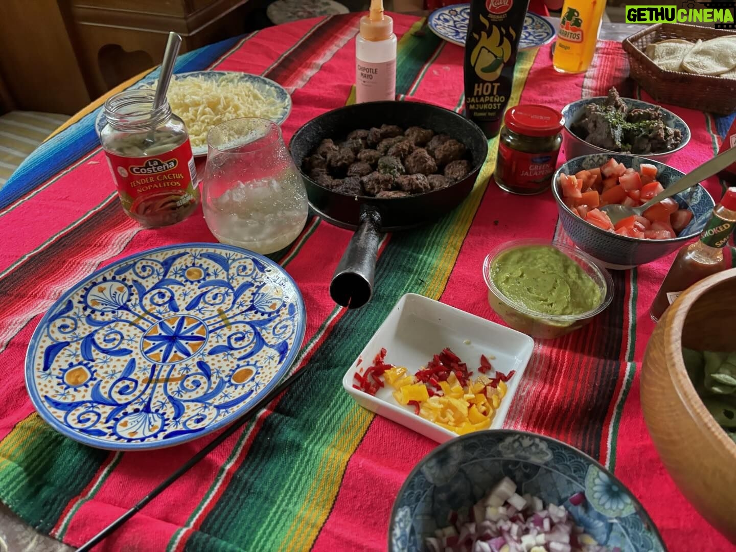 Edward Blom - 1.8K Likes - En regnig sommardag anordnar man Tacomiddag med Mariachi-musik. Mexikanska chips, mexikansk läsk, refried beans, kaktus på burk, chili, salsas, riven gräddost, Margareta m.m. #taco #mexicanfood #texmex