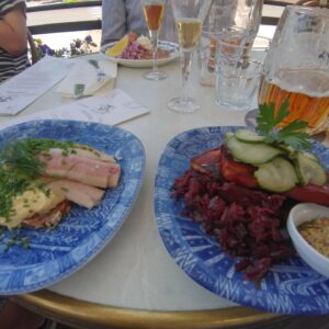 Edward Blom Instagram - En härlig lunch med syster och svåger på underbara Två små svin.