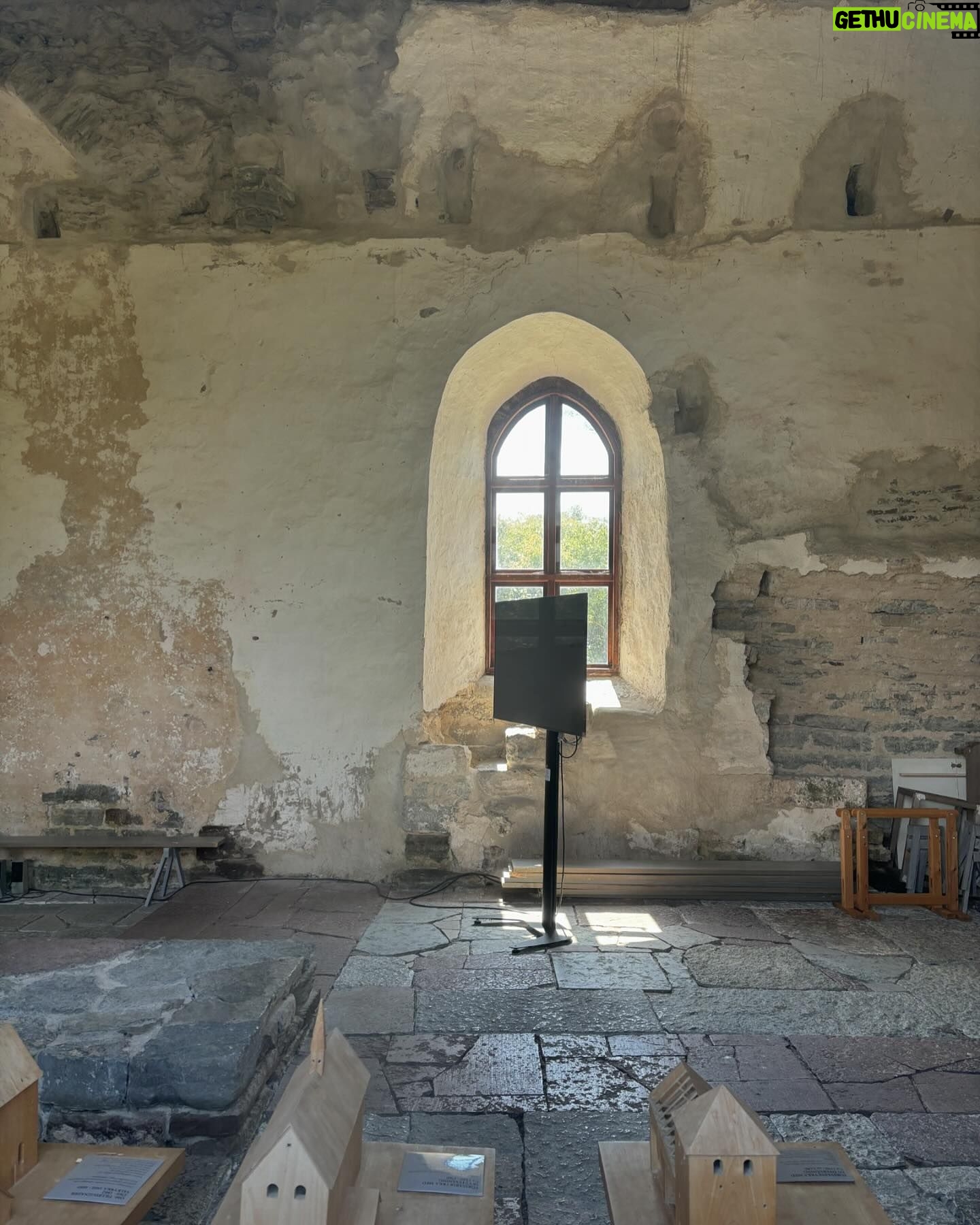 Edward Blom - 1.7K Likes - Min favoritplats på Öland är Källa ödekyrka (Källa gamla kyrka), en stor medeltida stenkyrka och ett gammalt pilgrimsmål knutet till S:t Olof som ännu vibrerar av helighet. Sorgligt nog är själva kyrkan inte längre öppen för allmänheten utom vid konserter och evenemang - och det är i stillhet man verkligen vill besöka den. Detta borde verkligen åtgärdas - men även att gå runt på kyrkogården och kika in genom fönstren är en mycket fin upplevelse. #källa #öland