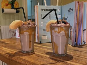 Edward Blom Instagram - Melchior har lagat @dantezia s freakshake till sig och Gunilla. Fast han bytte vaniljglassen mot kladdkakeglass och la till ett körsbär. Själv äter jag tyvärr inte socker men beundrar hantverket. #milkshake