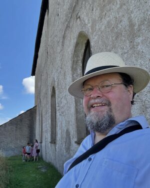 Edward Blom Instagram - Min favoritplats på Öland är Källa ödekyrka (Källa gamla kyrka), en stor medeltida stenkyrka och ett gammalt pilgrimsmål knutet till S:t Olof som ännu vibrerar av helighet. Sorgligt nog är själva kyrkan inte längre öppen för allmänheten utom vid konserter och evenemang - och det är i stillhet man verkligen vill besöka den. Detta borde verkligen åtgärdas - men även att gå runt på kyrkogården och kika in genom fönstren är en mycket fin upplevelse. #källa #öland