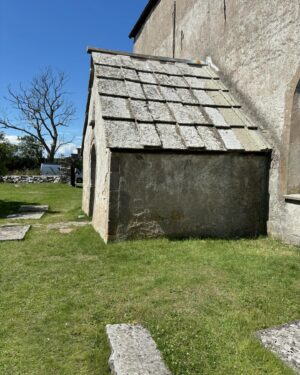 Edward Blom Instagram - Min favoritplats på Öland är Källa ödekyrka (Källa gamla kyrka), en stor medeltida stenkyrka och ett gammalt pilgrimsmål knutet till S:t Olof som ännu vibrerar av helighet. Sorgligt nog är själva kyrkan inte längre öppen för allmänheten utom vid konserter och evenemang - och det är i stillhet man verkligen vill besöka den. Detta borde verkligen åtgärdas - men även att gå runt på kyrkogården och kika in genom fönstren är en mycket fin upplevelse. #källa #öland