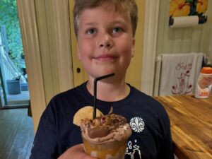 Edward Blom Instagram - Melchior har lagat @dantezia s freakshake till sig och Gunilla. Fast han bytte vaniljglassen mot kladdkakeglass och la till ett körsbär. Själv äter jag tyvärr inte socker men beundrar hantverket. #milkshake