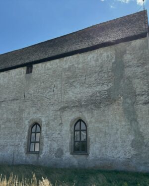 Edward Blom Instagram - Min favoritplats på Öland är Källa ödekyrka (Källa gamla kyrka), en stor medeltida stenkyrka och ett gammalt pilgrimsmål knutet till S:t Olof som ännu vibrerar av helighet. Sorgligt nog är själva kyrkan inte längre öppen för allmänheten utom vid konserter och evenemang - och det är i stillhet man verkligen vill besöka den. Detta borde verkligen åtgärdas - men även att gå runt på kyrkogården och kika in genom fönstren är en mycket fin upplevelse. #källa #öland