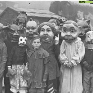 Edward Furlong Instagram - 1920s when I would actually be genuinely terrified of trick or treaters…. So happy to live in sexy nurse times. Happy Halloween 🎃 👻