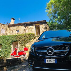 Edward Norton Instagram - The great Italian summer road trip was made fantastically easy thanks to the loan of this #ClasseV by @mercedesbenz . Handled the dusty dirt roads of Tuscany, the mad high speed tail-gaters on the Autostrada, the high passes of the Dolomiti, South Tyrol and Alps, packed with kids in car seats, piles of luggage & room to spare for friends. Brilliantly set up for fun. Wish we had these in the US. Sincere thanks to the lovely Benz team for letting us road test the #NewVClass  Made us feel like locals for a while!