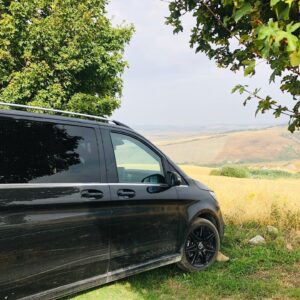 Edward Norton Instagram - The great Italian summer road trip was made fantastically easy thanks to the loan of this #ClasseV by @mercedesbenz . Handled the dusty dirt roads of Tuscany, the mad high speed tail-gaters on the Autostrada, the high passes of the Dolomiti, South Tyrol and Alps, packed with kids in car seats, piles of luggage & room to spare for friends. Brilliantly set up for fun. Wish we had these in the US. Sincere thanks to the lovely Benz team for letting us road test the #NewVClass  Made us feel like locals for a while!