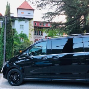 Edward Norton Instagram - The great Italian summer road trip was made fantastically easy thanks to the loan of this #ClasseV by @mercedesbenz . Handled the dusty dirt roads of Tuscany, the mad high speed tail-gaters on the Autostrada, the high passes of the Dolomiti, South Tyrol and Alps, packed with kids in car seats, piles of luggage & room to spare for friends. Brilliantly set up for fun. Wish we had these in the US. Sincere thanks to the lovely Benz team for letting us road test the #NewVClass  Made us feel like locals for a while!