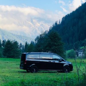 Edward Norton Instagram - The great Italian summer road trip was made fantastically easy thanks to the loan of this #ClasseV by @mercedesbenz . Handled the dusty dirt roads of Tuscany, the mad high speed tail-gaters on the Autostrada, the high passes of the Dolomiti, South Tyrol and Alps, packed with kids in car seats, piles of luggage & room to spare for friends. Brilliantly set up for fun. Wish we had these in the US. Sincere thanks to the lovely Benz team for letting us road test the #NewVClass  Made us feel like locals for a while!