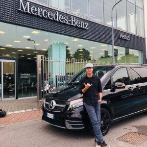 Edward Norton Instagram - The great Italian summer road trip was made fantastically easy thanks to the loan of this #ClasseV by @mercedesbenz . Handled the dusty dirt roads of Tuscany, the mad high speed tail-gaters on the Autostrada, the high passes of the Dolomiti, South Tyrol and Alps, packed with kids in car seats, piles of luggage & room to spare for friends. Brilliantly set up for fun. Wish we had these in the US. Sincere thanks to the lovely Benz team for letting us road test the #NewVClass  Made us feel like locals for a while!