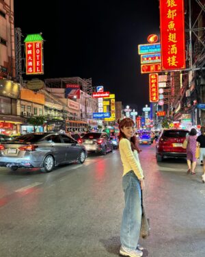 Ei Morisako Instagram - タクフェスが終わってからおやすみをいただいて旅行に行っていました。ゆるゆる振り返っていきます

まずはタイラオス！🇹🇭🇱🇦
タイは4回目だったのですが、今回も最高に楽しかった！！！！
お友達がタイに住んでいて、美味しいものや楽しいところなど全部任せっきりでした。ありがとう🥹
昔チェンマイで食べてからずっとハマっているカオソーイも食べれて満足。

ラオスはルアンパバーン！
時間がゆったりと流れる街。星がとても綺麗で毎晩星見ながら宿に帰ってました。他の街も行ってみたい、、、！

東南アジアのお料理大好きだから家でも再現したいんだけど、、、やぱ難しいなああキモはスパイスなのかやはり。

楽しかったー！！！