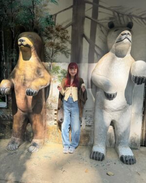 Ei Morisako Instagram - タクフェスが終わってからおやすみをいただいて旅行に行っていました。ゆるゆる振り返っていきます

まずはタイラオス！🇹🇭🇱🇦
タイは4回目だったのですが、今回も最高に楽しかった！！！！
お友達がタイに住んでいて、美味しいものや楽しいところなど全部任せっきりでした。ありがとう🥹
昔チェンマイで食べてからずっとハマっているカオソーイも食べれて満足。

ラオスはルアンパバーン！
時間がゆったりと流れる街。星がとても綺麗で毎晩星見ながら宿に帰ってました。他の街も行ってみたい、、、！

東南アジアのお料理大好きだから家でも再現したいんだけど、、、やぱ難しいなああキモはスパイスなのかやはり。

楽しかったー！！！