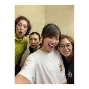 Ei Morisako Instagram - 「トンカツロック」昨日大千穐楽を迎えました🥊🤍

誰1人欠けることなく、カンパニー全員で40公演走り抜けることができました。
人生2度目の舞台でしたが、やっぱりお芝居楽しいー！！

本当にキャストのみなさま・スタッフのみなさまに支えていただきました🥹クセが強くて、面白くて、優しい方たちの集まりでした。

そしてそして、劇場に足を運んでくださったみなさま！
みなさまのあたたかい拍手や歓声や笑い声に力を頂いていたおかげで40公演駆け抜けることができました。
またみなさまにどこかでお会いできるように、これからも精進して参ります！

君子楽しかったよー！ありがとうございました！