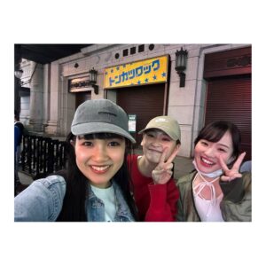 Ei Morisako Instagram - 「トンカツロック」昨日大千穐楽を迎えました🥊🤍

誰1人欠けることなく、カンパニー全員で40公演走り抜けることができました。
人生2度目の舞台でしたが、やっぱりお芝居楽しいー！！

本当にキャストのみなさま・スタッフのみなさまに支えていただきました🥹クセが強くて、面白くて、優しい方たちの集まりでした。

そしてそして、劇場に足を運んでくださったみなさま！
みなさまのあたたかい拍手や歓声や笑い声に力を頂いていたおかげで40公演駆け抜けることができました。
またみなさまにどこかでお会いできるように、これからも精進して参ります！

君子楽しかったよー！ありがとうございました！