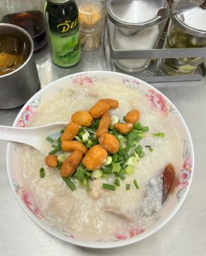 Ei Morisako Instagram - タクフェスが終わってからおやすみをいただいて旅行に行っていました。ゆるゆる振り返っていきます

まずはタイラオス！🇹🇭🇱🇦
タイは4回目だったのですが、今回も最高に楽しかった！！！！
お友達がタイに住んでいて、美味しいものや楽しいところなど全部任せっきりでした。ありがとう🥹
昔チェンマイで食べてからずっとハマっているカオソーイも食べれて満足。

ラオスはルアンパバーン！
時間がゆったりと流れる街。星がとても綺麗で毎晩星見ながら宿に帰ってました。他の街も行ってみたい、、、！

東南アジアのお料理大好きだから家でも再現したいんだけど、、、やぱ難しいなああキモはスパイスなのかやはり。

楽しかったー！！！