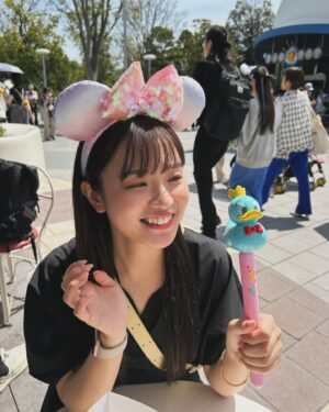 Ei Morisako Instagram - ディズニーランド❣️
何回行っても大人になっても楽しいんだなあ(このぐわぐわスティック収まり良すぎてずっと持って振ってた🙂‍↔️🙂‍↕️)