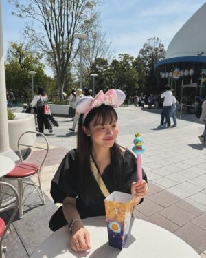Ei Morisako Instagram - ディズニーランド❣️
何回行っても大人になっても楽しいんだなあ(このぐわぐわスティック収まり良すぎてずっと持って振ってた🙂‍↔️🙂‍↕️)