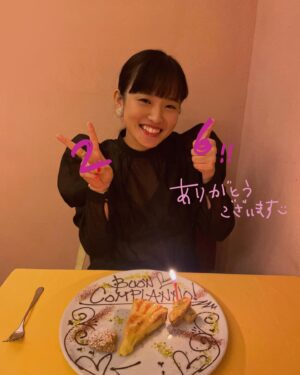 Ei Morisako Instagram - 昨日、26歳になりました🌱
当日は「晩餐」の稽古場でカンパニーの皆さんが祝ってくださりました。感動、、、😭✨
今絶賛稽古中なのですが、毎日カンパニーの皆さんから刺激を受けています。素敵なものを皆さんに
お届けできるようにカンパニー一同全力で！！稽古しているので、楽しみにしていてください☺︎

たくさんの方に支えていただいていることを忘れず、26歳の一年も何事にも全力で取り組み、周りの方に誠実に、そして感謝の気持ちを大切に生きていきます。☺️

26歳の森迫永依も、皆さまどうぞよろしくお願いいたします🩵