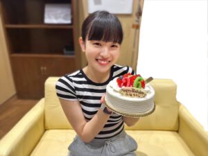 Ei Morisako Instagram - 昨日、26歳になりました🌱
当日は「晩餐」の稽古場でカンパニーの皆さんが祝ってくださりました。感動、、、😭✨
今絶賛稽古中なのですが、毎日カンパニーの皆さんから刺激を受けています。素敵なものを皆さんに
お届けできるようにカンパニー一同全力で！！稽古しているので、楽しみにしていてください☺︎

たくさんの方に支えていただいていることを忘れず、26歳の一年も何事にも全力で取り組み、周りの方に誠実に、そして感謝の気持ちを大切に生きていきます。☺️

26歳の森迫永依も、皆さまどうぞよろしくお願いいたします🩵