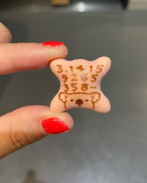 Ei Morisako Instagram - 昨日、26歳になりました🌱
当日は「晩餐」の稽古場でカンパニーの皆さんが祝ってくださりました。感動、、、😭✨
今絶賛稽古中なのですが、毎日カンパニーの皆さんから刺激を受けています。素敵なものを皆さんに
お届けできるようにカンパニー一同全力で！！稽古しているので、楽しみにしていてください☺︎

たくさんの方に支えていただいていることを忘れず、26歳の一年も何事にも全力で取り組み、周りの方に誠実に、そして感謝の気持ちを大切に生きていきます。☺️

26歳の森迫永依も、皆さまどうぞよろしくお願いいたします🩵