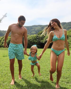 Eike Duarte Instagram - Sorriso estampado no rosto de quem está curtindo o verão ☀️ e a nova estampa de Lavanda da @lilisampedroswim pintada a mão na técnica de aquarela. Essa marca que nasceu em Bahamas 🇧🇸 mas é 100% 🇧🇷 e comandada por mulheres 🫶  a família toda usa!