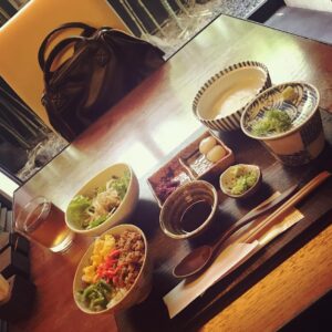 Eimi Naruse Instagram - また自分のカバンとランチしてる...🍽
それでーも美味しさ楽しさmaximum!!!!!✨
#えいそとそばがきシリーズ☆
#まったくソロプレイは最高だぜ！！！！！☆ｗｗｗ