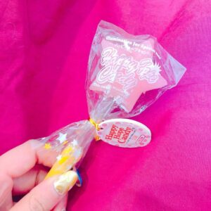 Eimi Naruse Instagram - キュアミルキー役の小原好美ちゃんからアメを貰ったよ(ノ∀`*)！🌟✨お星様だー！！！🍭💓✨超かわゆい...🌟✨
テ☆カTwitterばっかで若干インスタの事忘れつつあったわいあぶなー💦何書いたらいいかねo(*´∀`*)o？💡💖✨
取り敢えずPOPでキューティでジューシーなお写真📸あればこっち載せたいというね💓✨ササッ！☆
colorfulに生きたいすなあ☆キラやばだよね！☆心から。

#飴 #candy #startwinkleprecure #pink #star