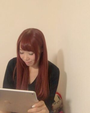 Eimi Naruse Instagram - 深夜にオタク女子がひたすらガチャを引き続ける動画