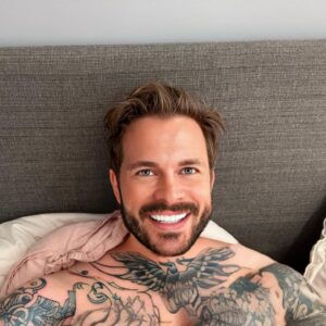 Einar Tørnquist Instagram - Riktig god morgen alle sammen. Jeg bare ligger her med morgentrynet mitt og counter mine blessings🙏. Selv om jeg neppe kommer til å få gnidd all søvnen ut av øynene mine i dag 🤣🥱, så har jeg bestemt meg 💪🏻 for at jeg er perfekt akkurat som jeg er. Håper dere får en herlig dag ☀️og husk at hvis du bare gjør ditt beste, så er du god nok ❤️
#nofilter #beyourself #youdoyou #mancrushtuesday #reklameforegetfjes #freemalala