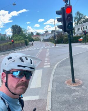 Einar Tørnquist Instagram - I dag, 19.06.2024, ble jeg den første syklisten i Oslo som stoppa på rødt lys noen gang. Det var ment som kødd, og jeg så et par andre syklister som smilte lurt da de så meg stoppe. De skjønte greia. Haha.