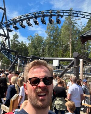 Einar Tørnquist Instagram - Tilbringer 42-årsdagen i singelkøen på Storm på Tusenfryd 🥱. Det er en superfort karusell. Bare de voksne som tør. Ikke akkurat noe for drittunger for å si det sånn. Bare ptjoooom avgårde. Opp-ned tror jeg også. Og folk, voksne folk liksom, bare «hawk thua» kaster opp. LOL. Jeg bryr meg ikke. Tåler sånt. Blir ikke redd i det hele tatt. Minimum 140cm, men det er jeg langt over. Og dessuten hvis jeg spyr, så er det pga no jeg spiste eventuelt. Men no way at jeg blir kvalm. Haha. 42 år jeg nå.
