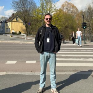 Einar Tørnquist Instagram - Fått meg kort. Ser det ut som jeg har jobb nå? Svar i kommentarfeltet ⬇️. Kun seriøse henvendelser.