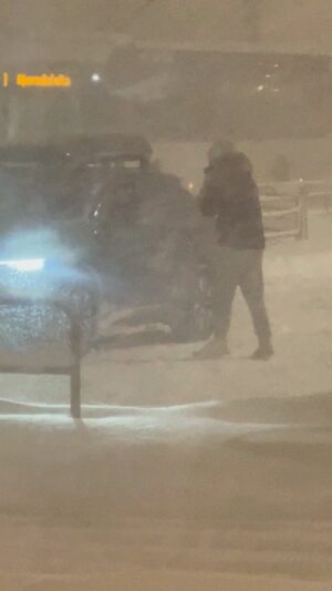 Einar Tørnquist Instagram - Ett av årets høydepunkter for meg kom da snøen lagde kaos i Bodø og vi var nummer 30 i en taxikø uten taxier. Tenk at Jan Thomas har det i seg å gå ut i stormen og kapre biler.