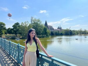 Eirini Karagiorgi Instagram - Budapest ❤️

3rd day stops: 
📍#heroessquarebudapest 
📍#vajdahunyadcastle 
📍#thermalbathszéchenyi
📍#balloonflybudapest
📍#operahousebudapest
📍#highnoteskybar 
📍#ruinbarsbudapest