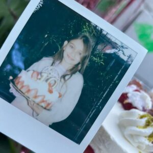 Eirini Karagiorgi Instagram - Ξυπνάς ένα πρωί ⭐️

Σάββατο 28/01/2023! Και συνειδητοποιάς ότι πέρασαν 10 ολόκληρα χρόνια , από εκείνη την μοναδική στιγμή που κράτησες αγκαλιά το μικρό σου θαυματάκι. Ήρθες στην ζωή μου και άλλαξες τα πάντα. Δεν μπόρεσα ποτέ να φανταστώ πώς θα ήταν η ζωή μου χωρίς εσένα. Εσύ με έκανες αυτό που είμαι σήμερα, εσύ μου έδωσες την δύναμη να προχωρήσω, εσύ μου έμαθες την ανιδιοτελή αγάπη στα 17 μου χρόνια. Εσύ μου έδωσες τον σπουδαιότερο ρόλο της ζωής μου. Να είμαι μαμά σου.
 

Να μας ζήσεις φωτεινό μου αστεράκι! ⭐️