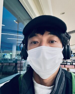 Eita Nagayama Instagram - ヘッドホンとイヤホン。

私は👂が前向きなので
ヘッドホンを1時間くらいつけていると
耳の後ろ辺りとコメカミにボワンとした痛みがやってくる。

昨今のワイヤレスイヤホンは、ノイズキャンセル機能が凄いからしっかりとマイワールドに入り込める。
でも
あたしは、有線ヘッドホン、ゼンハイザーが好きだ。
👂が痛くなる少し手前まで、ヘッドホンでくるりを聴く。
「ばらの花」
あたまのギターの音が左、次に右耳にピアノの鍵盤、
次にドラム、ベース、そして岸田さんの「あめーふりーのー」がおでこ、鼻の奥に響き、あたしをくるりとせかいをくるりと包みこまれるくるりとくる。

このヘッドホンL.R、どこに書いてあったかな、、
まあいいか。

ワールズエンドスーパーノヴァへ

どこまでもゆける〜

#33

#くるり
