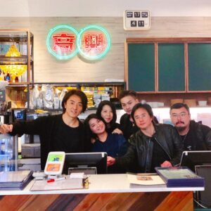 Ekin Cheng Yee-Kin Instagram - 工作中，中場小休😋
#恭喜
#高興 
#北角店