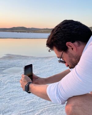 Ekin Koç Instagram - Fondaki çiftin sıradan birkaç fotoğrafını çekmeye çalışırken, bir genç gelip tam kadrajımın ortasında durdu ve bu muhteşem kareyi oluşturdu. Rastlantısallığın içinde muhteşem bir buluşma anı. 

Not: Bu süreçteki heyecanımın da fotoğraflarını çekmeyi başaran @irinalunkova__ ‘ya teşekkürler :)
 ————-
While I was taking casual pictures of the couple in the background, this boy walks in, stays right in the middle of the frame and creates this beautiful image. A rare moment of unity in pure randomness. 

Ps: You can see my euphoric reaction at the end, thanks to @irinalunkova__ :)