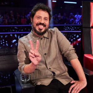 El Kanka Instagram - Bueno gente, en nada podréis verme ejerciendo de actor secundario en esta extraña, extraña aventura… 

La verdad, no fue fácil para mí meterme en algo tan fuera de mi zona de confort, pero intenté ser honesto y amable, y hay que decir que tanto @rosarioficial, mi compañera, como el resto de artistas y gente del equipo me trataron deliciosamente. 

En cuanto a lo importante: ahí hay chavales con mucho talento.

Y lo más importante aún: ahí hay chavales que son muy buenas personas.

Ojalá les vaya muy bien a todos y se hayan llevado un buen recuerdo de este absurdo cantautor que nunca quiso salir por la tele.

Ah!! Y ojalá lo disfrutéis desde casa!

📸: @robertosastrephoto 
Estilismo: @estelabenitez_stylist