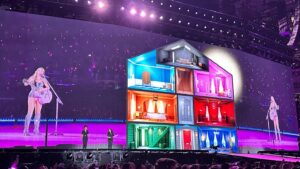 Elan Gale Instagram - without a doubt one of the most enjoyable, invigorating evenings I’ve had in a long time. I’ve been an unapologetic swiftie for 15 years and last night and it was so fun to be surrounded by thousands of people all having a good time