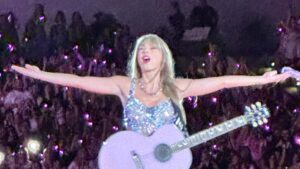 Elan Gale Instagram - without a doubt one of the most enjoyable, invigorating evenings I’ve had in a long time. I’ve been an unapologetic swiftie for 15 years and last night and it was so fun to be surrounded by thousands of people all having a good time