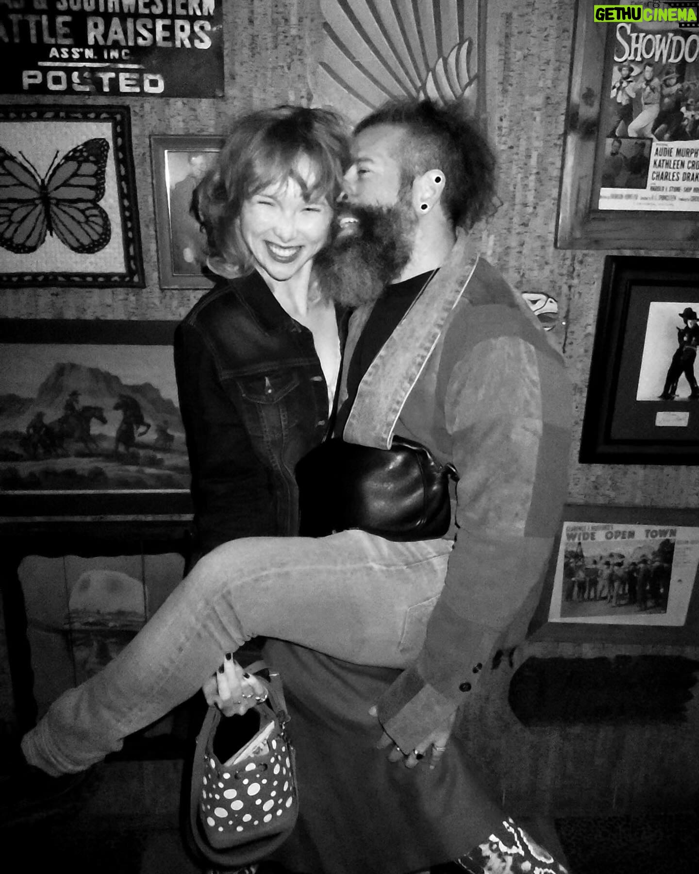 Elan Gale - 3 Likes - step one: find a person you think you can’t live without
step two: try everything you can to make sure you never have to find out if you can
happy Valentine’s Day to the love of my life
📸: @ericblackmonster