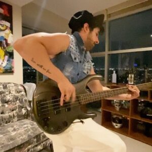 Eleazar Gómez Instagram - Este bajo a sido mi compañero por muchos años ... y cual es tu instrumento favorito ? 🎸🎼🎧🎤