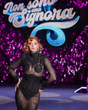Elecktra Bionic Instagram - 🔥💥the time has come💥🔥

Sono fiera e orgogliosa di dirvi che 
Questa sera 29 giugno ore  21.20 appuntamento imperdibile perché finalmente si debutta su RAI 2 con l’attesissimo programma NON SONO UNA SIGNORA 
In questo incredibile nuovo viaggio
Ricco d’arte , sentimenti e colori  sarò  affiancata dalle  mie sorelle @vanessavancartier e @maruska.starr 
Ne vedremo delle belle 🤩 

Total look @dglamour 
Wig by @baldoria.crazywigsandmore 
Production @fremantleit @fremantle 
Tv @instarai2 
Streaming @raiplay_official 

#nonsonounasignora #rai2 #raiplay #elecktra #elecktrabionic #dragqueen