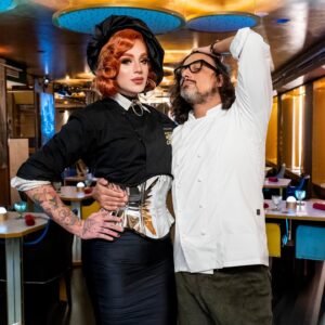 Elecktra Bionic Instagram - ❤️‍🔥👑CELEBRITY CHEF👑❤️‍🔥

Finalmente  posso sganciarvi questa bomba 🤩
OGGI ORE 19.10 sul canale tv8 uscirà l’episodio di celebrity chef ,dove tra colpi di fuochi e mestoli mi vedrà alle prese in cucina contro il meraviglioso @alegreco72 
Sarò riuscito a stupire il grande @borgheseale e la giuria @angelafrenda e @riccardomonco ?
Ma soprattutto , come avrò unito l’arte drag con la cucina ?
E come sarò riuscita a raccontarmi tramite i miei piatti? 
Scopriamolo oggi assieme ❤️‍🔥😍

Total look @fibre.torino 🫶🏻
Wig by @baldoria.crazywigsandmore ❤️‍🔥

#alecelebritychef #tv8it