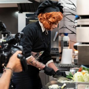 Elecktra Bionic Instagram - ❤️‍🔥👑CELEBRITY CHEF👑❤️‍🔥

Finalmente  posso sganciarvi questa bomba 🤩
OGGI ORE 19.10 sul canale tv8 uscirà l’episodio di celebrity chef ,dove tra colpi di fuochi e mestoli mi vedrà alle prese in cucina contro il meraviglioso @alegreco72 
Sarò riuscito a stupire il grande @borgheseale e la giuria @angelafrenda e @riccardomonco ?
Ma soprattutto , come avrò unito l’arte drag con la cucina ?
E come sarò riuscita a raccontarmi tramite i miei piatti? 
Scopriamolo oggi assieme ❤️‍🔥😍

Total look @fibre.torino 🫶🏻
Wig by @baldoria.crazywigsandmore ❤️‍🔥

#alecelebritychef #tv8it