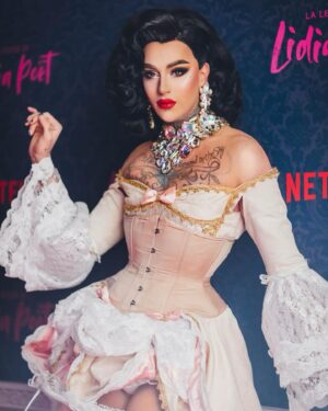 Elecktra Bionic Instagram - ❤️‍🔥Lidia poët❤️‍🔥

Oggi grazie a @netflixit un altro pezzo di storia verrà messo sui nostri schermi ,per raccontare da quanto tempo e quanto le donne per cause misogine abbiamo e debbano lottare per avere il posto e i diritti che meritano , raccontando la storia di Lidia poèt il primo avvocato donna di Torino che ha dovuto lottare e dimostrare per avere il suo posto nel albo degli avvocati 
Serie TV AVVINCENTE E INTRIGANTE 
Non vedo l’ora di divorarmela 

Grazie a @letizia_macedonio e @farina_lorenzo per avermi invitata a questa prima meravigliosa 
Ma soprattutto grazie @netflixit per tutti i messaggi che lanci e lo spazio che fai alle giuste lotte 

Total look @fibre.torino 
Jewerly @dglamour 
Corsetto @artemiscorsetti 
Wig @baldoria.crazywigsandmore 
Makeup @maccosmeticsitalia 
#netflix #lidiapoët